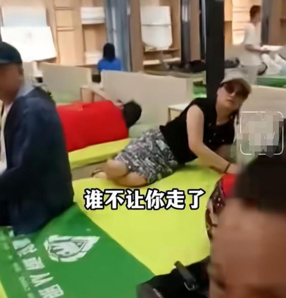 火狐电竞云南旅行团37名游客被“软禁”购物店不买床垫难脱身(图2)