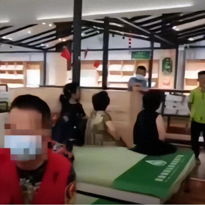闹大了云南旅行团一行37人被扣留购物店不买床垫不让走！火狐电竞(图1)