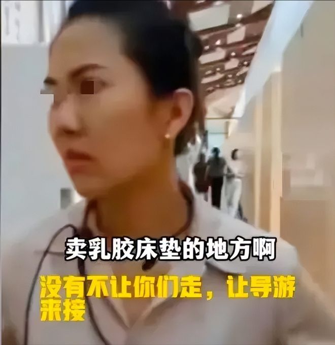 闹大了云南旅行团一行37人被扣留购物店不买床垫不让走！火狐电竞(图2)