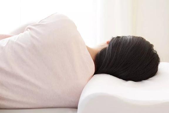 曾经那么火的“乳胶枕”为何惨遭嫌弃？用上1年就懂了火狐电竞(图6)