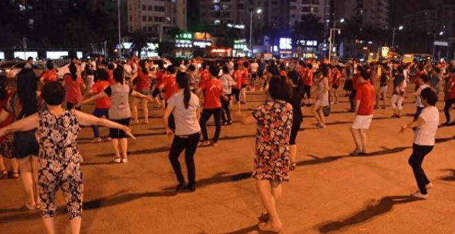 火狐电竞83岁外婆住我家20年没出一分钱她去世后在床头柜发现3个袋子(图3)