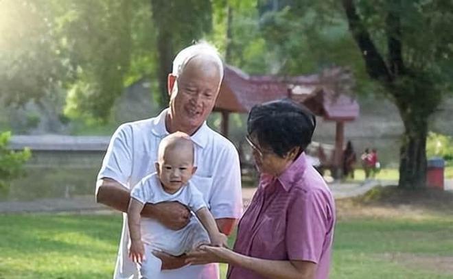 火狐电竞83岁外婆住我家20年没出一分钱她去世后在床头柜发现3个袋子(图7)