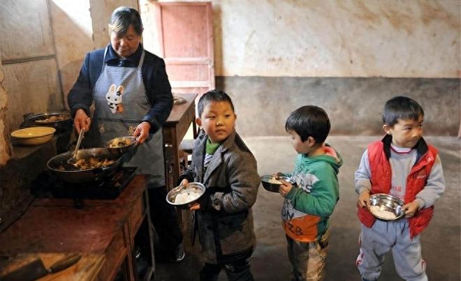火狐电竞83岁外婆住我家20年没出一分钱她去世后在床头柜发现3个袋子(图8)