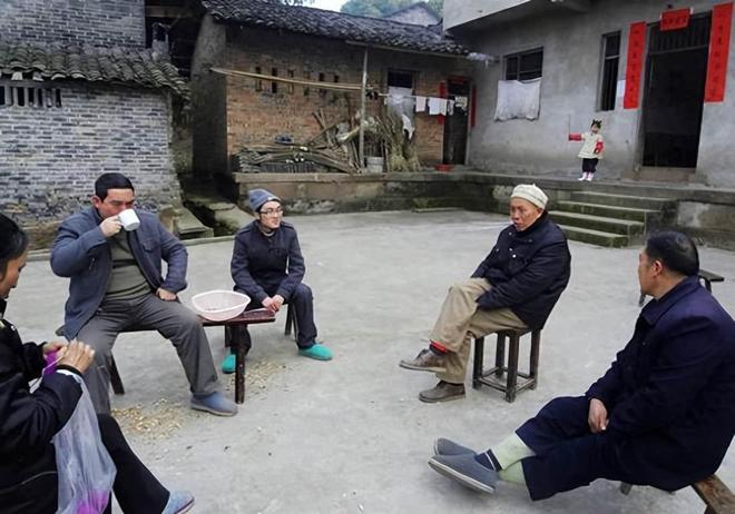 火狐电竞83岁外婆住我家20年没出一分钱她去世后在床头柜发现3个袋子(图9)