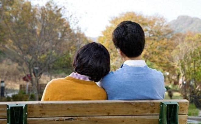 火狐电竞83岁外婆住我家20年没出一分钱她去世后在床头柜发现3个袋子(图11)