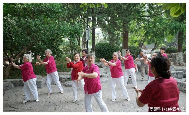 资助的学生断联8年后上门白吃白喝7天火狐电竞临走让我注意床头柜(图1)